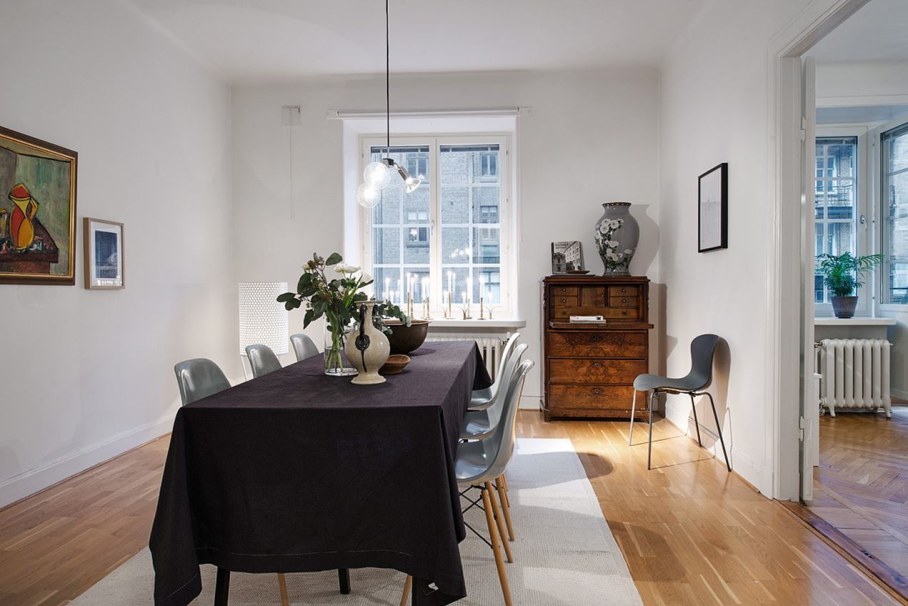 Goteborg's Apartment - Dining room with warm colors