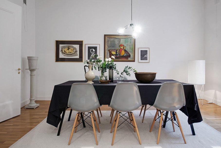 Goteborg's Apartment - the walls are decorated with traditional drawings