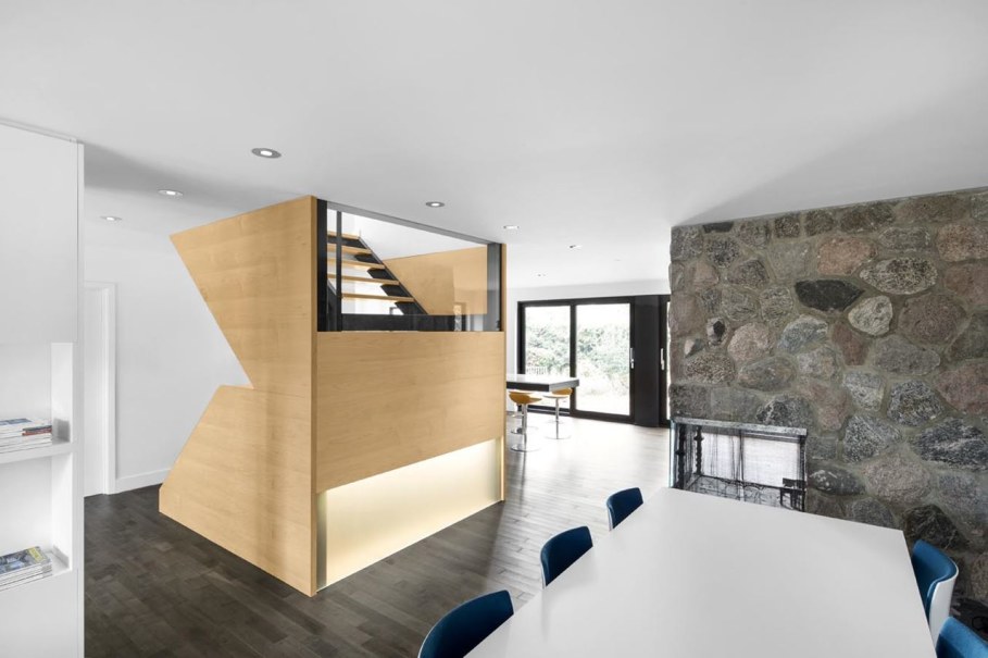 Stylish country house near Montreal - Dining room and the Staircase design ideas