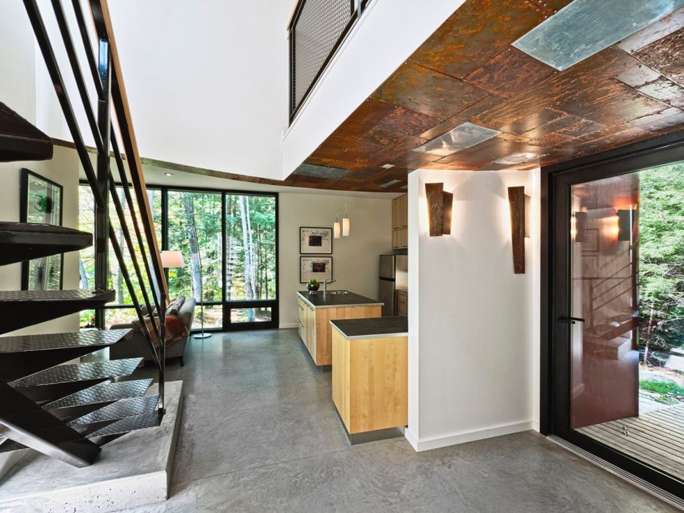 A small cottage in Canada - living room and kitchen