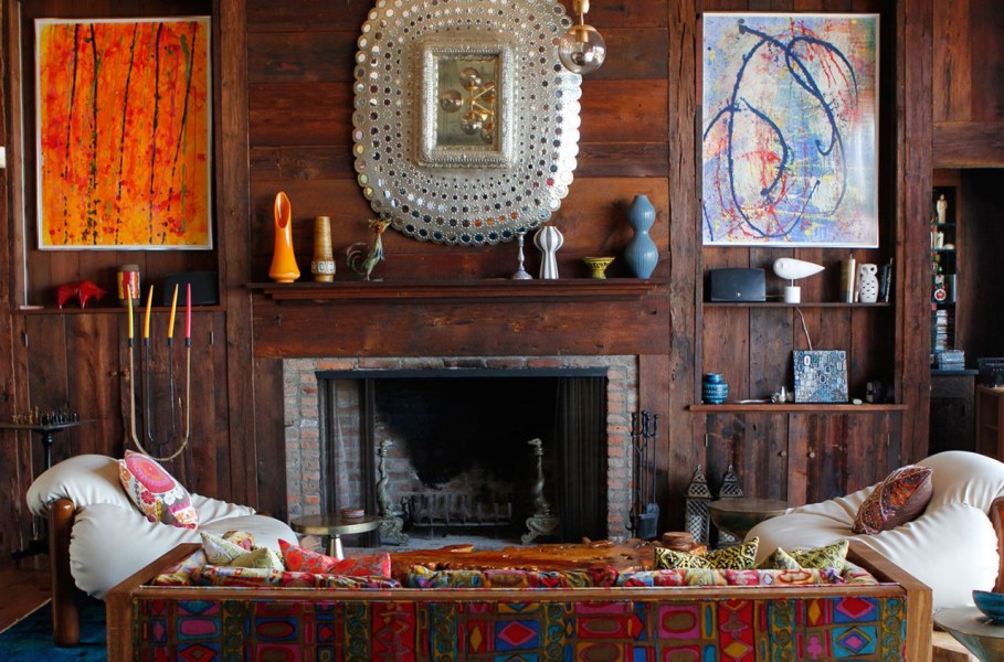 How to decorate the zone around the fireplace - Use vases and statuettes
