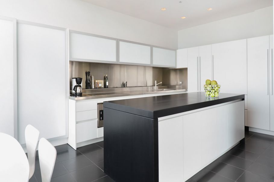 Penthouse Hi-Rise with panoramic view of Chicago - Kitchen island design