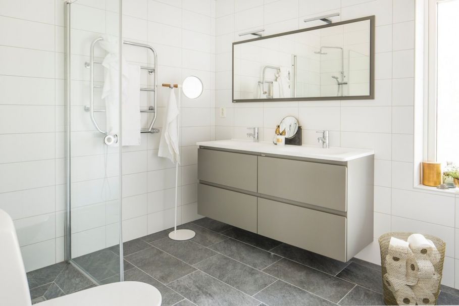 Red House in Swedish style by Thomas Sandell - Bathroom