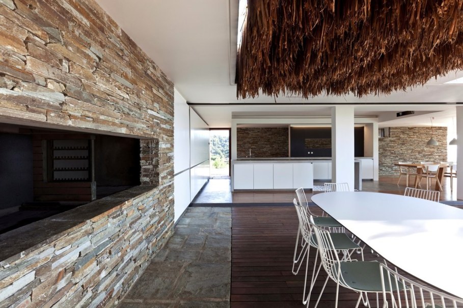 The shining Plane House residence on the Greek island - Dining place