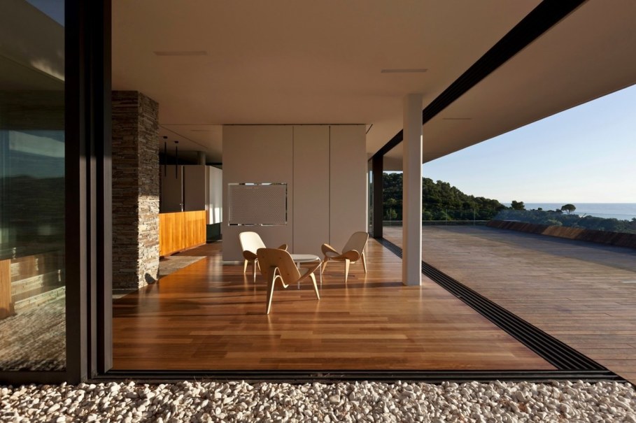 The shining Plane House residence on the Greek island - Panoramic windows