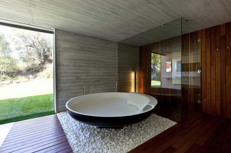 The shining Plane House residence on the Greek island - bathroom
