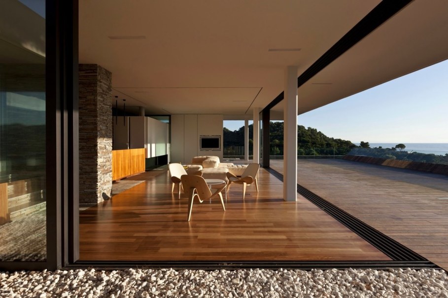 The shining Plane House residence on the Greek island - outdoor terrace 2
