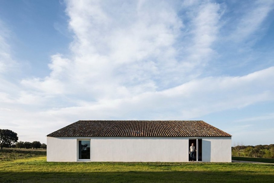 Casa No Tempo private house - The building has classic form