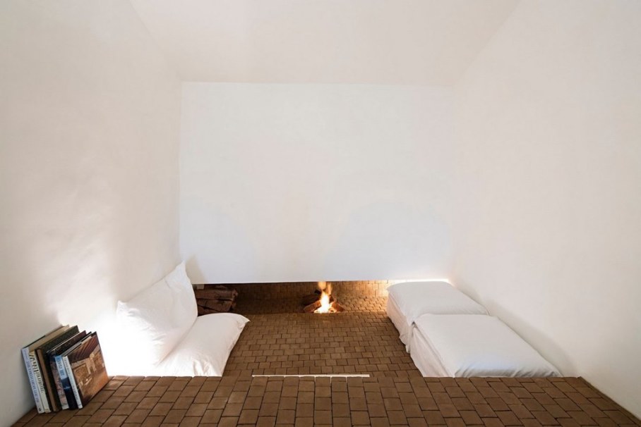 Casa No Tempo private house - living room with fireplace