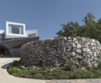 Unusual house: “geometry of angles” in the midst of idyllic landscape