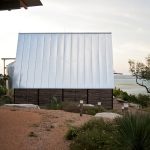 Rest House Mod Cott On The Lake`s Bank in Texas From Mell Lawrence Architects