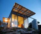 Rest House Mod Cott On The Lake`s Bank in Texas From Mell Lawrence Architects
