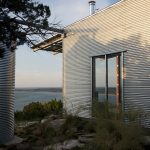 Rest House Mod Cott On The Lake`s Bank in Texas From Mell Lawrence Architects