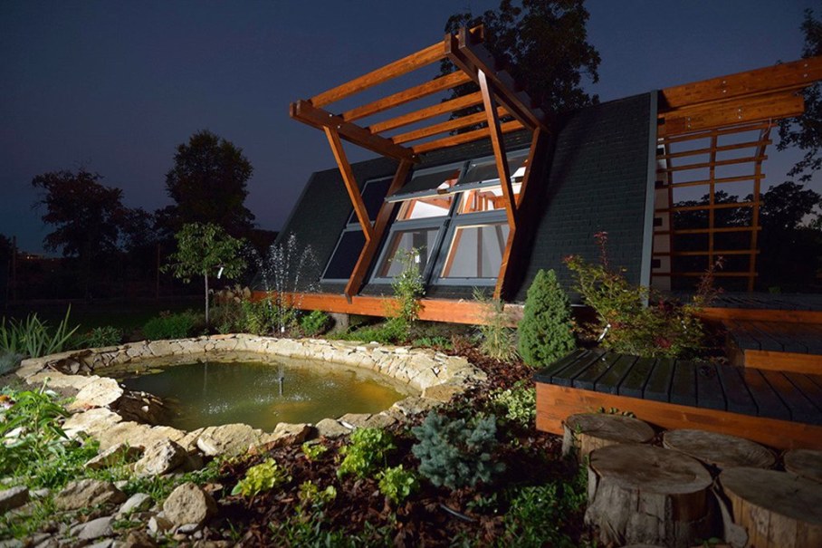 Soleta ZeroEnergy One - Small pond with fountain