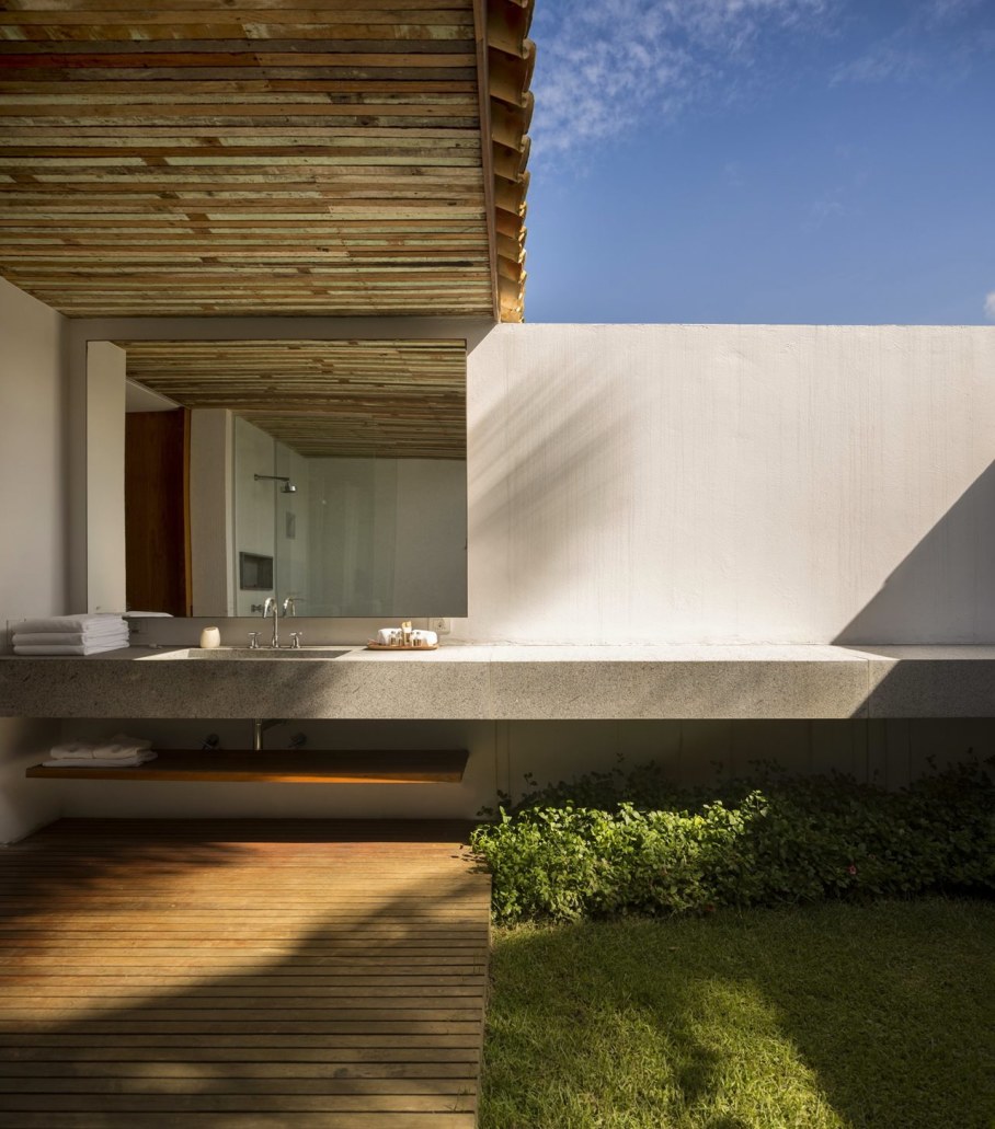 The residence in tropical style in Brazil - Washroom