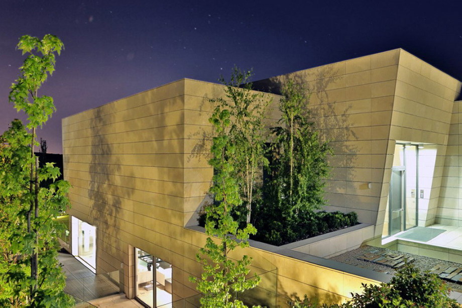 The modern five bedroom house in Madrid 17
