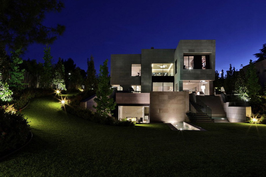 The modern five bedroom house in Madrid 19