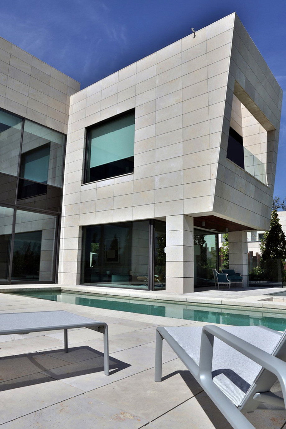 The modern five bedroom house in Madrid 4