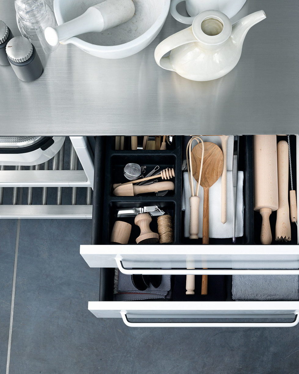 The practical kitchen of stainless steel from Vipp 12