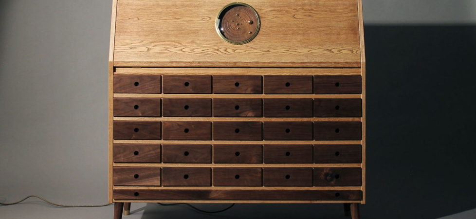 The desk Tempel for radio amateur by Love Hultén