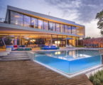 CoolBlueVillaInSpainUponTheProjectOfDVArchitectCompany