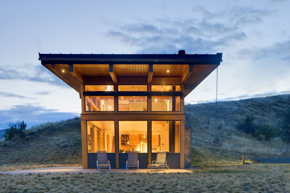 nahahum-the-cozy-house-aslope-the-hill-in-the-usa-1