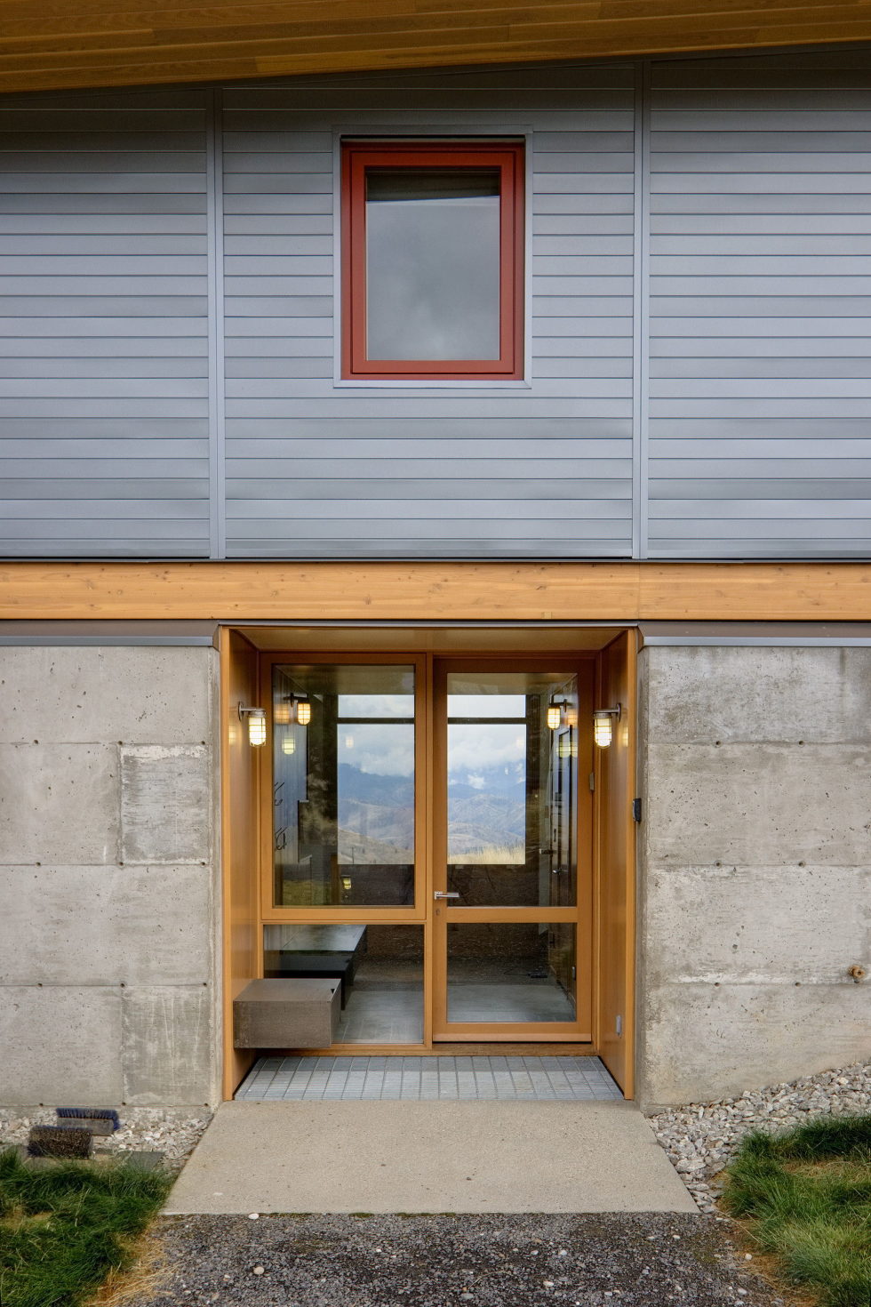 nahahum-the-cozy-house-aslope-the-hill-in-the-usa-11