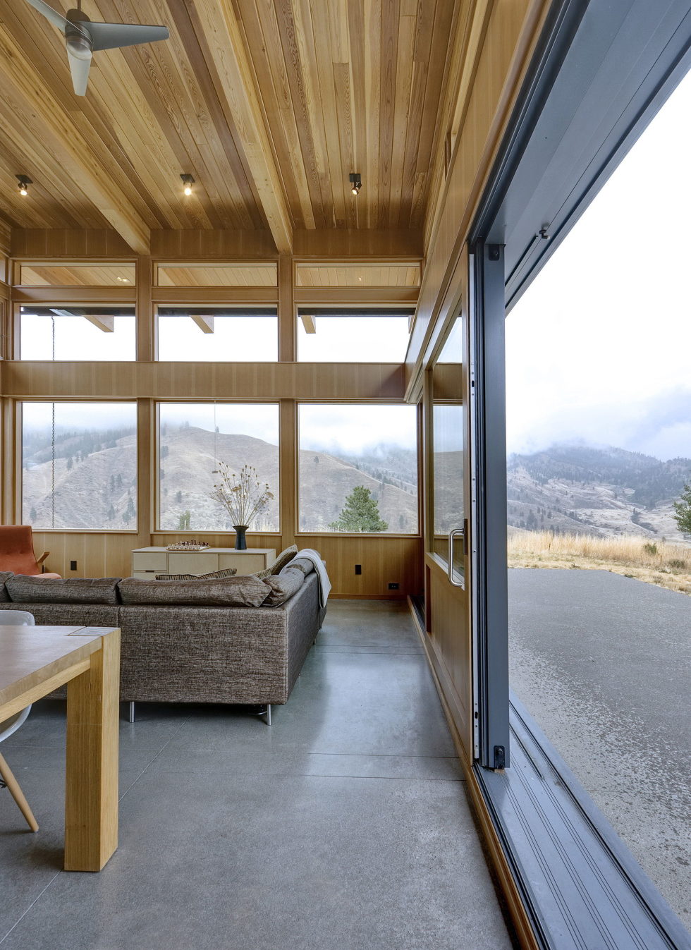 nahahum-the-cozy-house-aslope-the-hill-in-the-usa-12