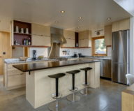 nahahum-the-cozy-house-aslope-the-hill-in-the-usa-14