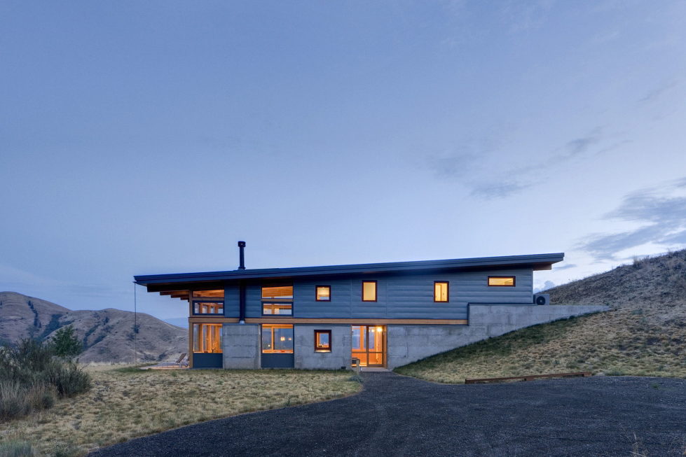 nahahum-the-cozy-house-aslope-the-hill-in-the-usa-16