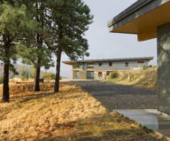 nahahum-the-cozy-house-aslope-the-hill-in-the-usa-17