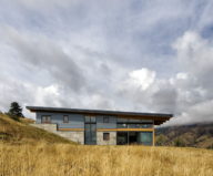 nahahum-the-cozy-house-aslope-the-hill-in-the-usa-2