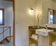 nahahum-the-cozy-house-aslope-the-hill-in-the-usa-22