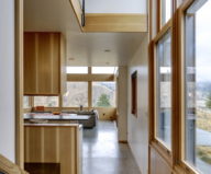 nahahum-the-cozy-house-aslope-the-hill-in-the-usa-26