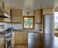 nahahum-the-cozy-house-aslope-the-hill-in-the-usa-6