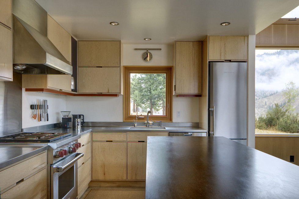 nahahum-the-cozy-house-aslope-the-hill-in-the-usa-6