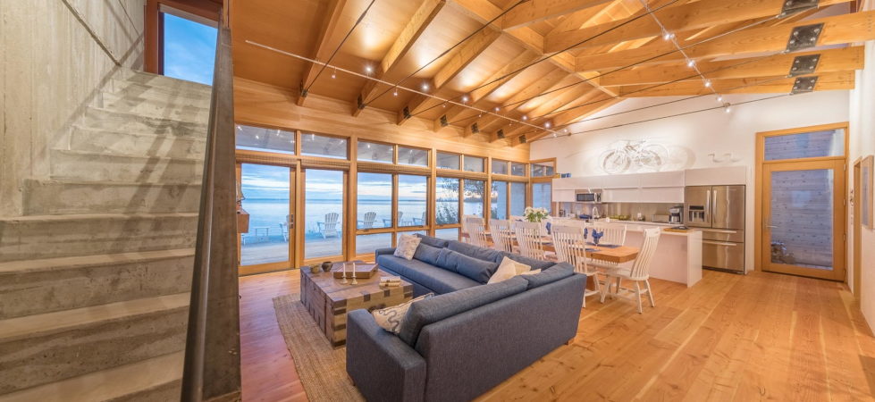The Beach House On A Rivers Shore In Canada 4