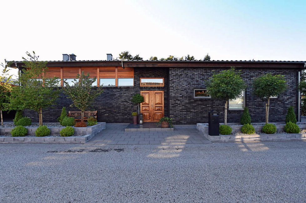 Dream house for sale with luxury pool and river life hidden in the courtyard 2
